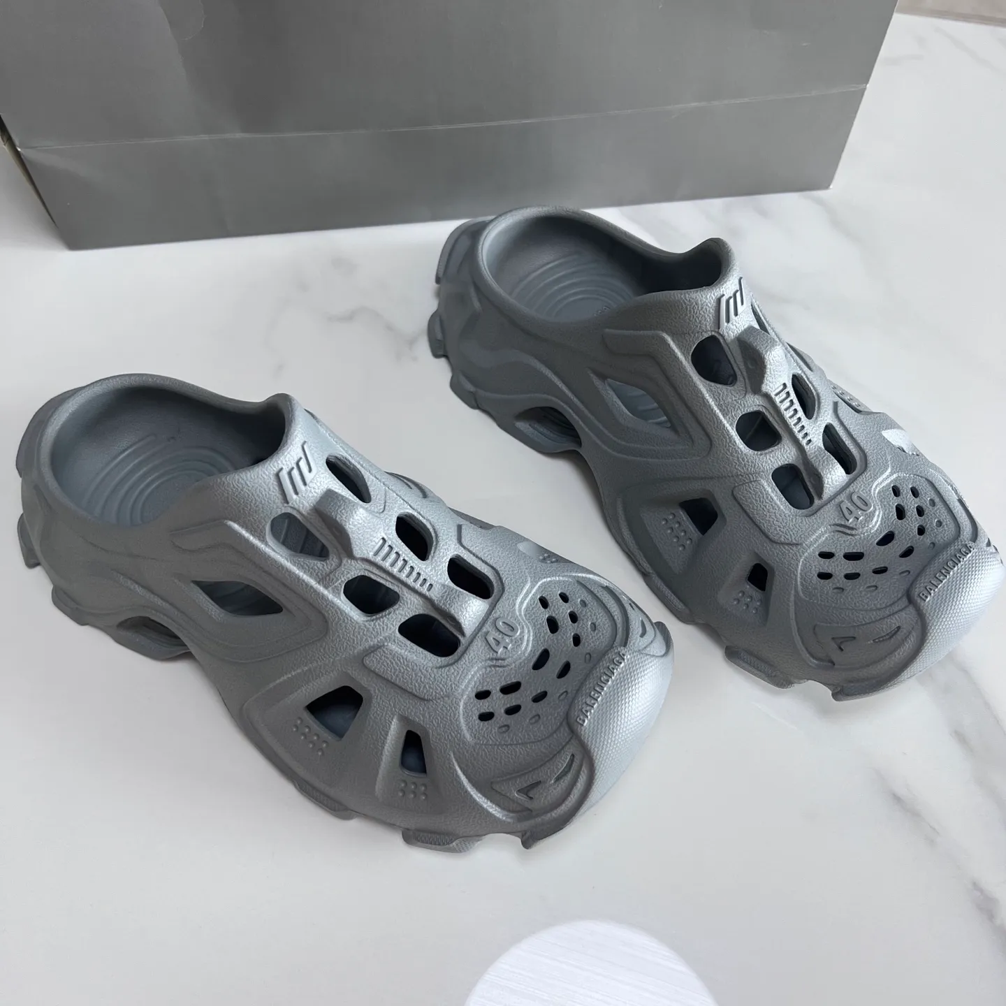 👟👟Ex-factory price 380👟👟 Balenciaga must-have beach shoes for summer. Men's and women's shoes are made of ultra-light 95% (injection molding) EVA plastic, 5% foam plastic foam cushioning material#Ultra-lightweight one-piece foam shoe mold❗New summer product, French high-end luxury brand - Balenciaga BALENCIAGA 3XL Rubber Low Top Sneakers 3XL version series summer beach wading versatile trendy lace-up casual sports hole sandals. Size: 35-46